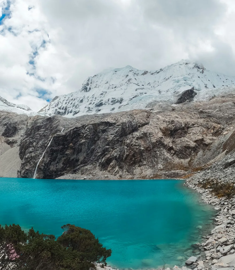 Le acque turchesi del Lago Humantay sotto un ghiacciaio